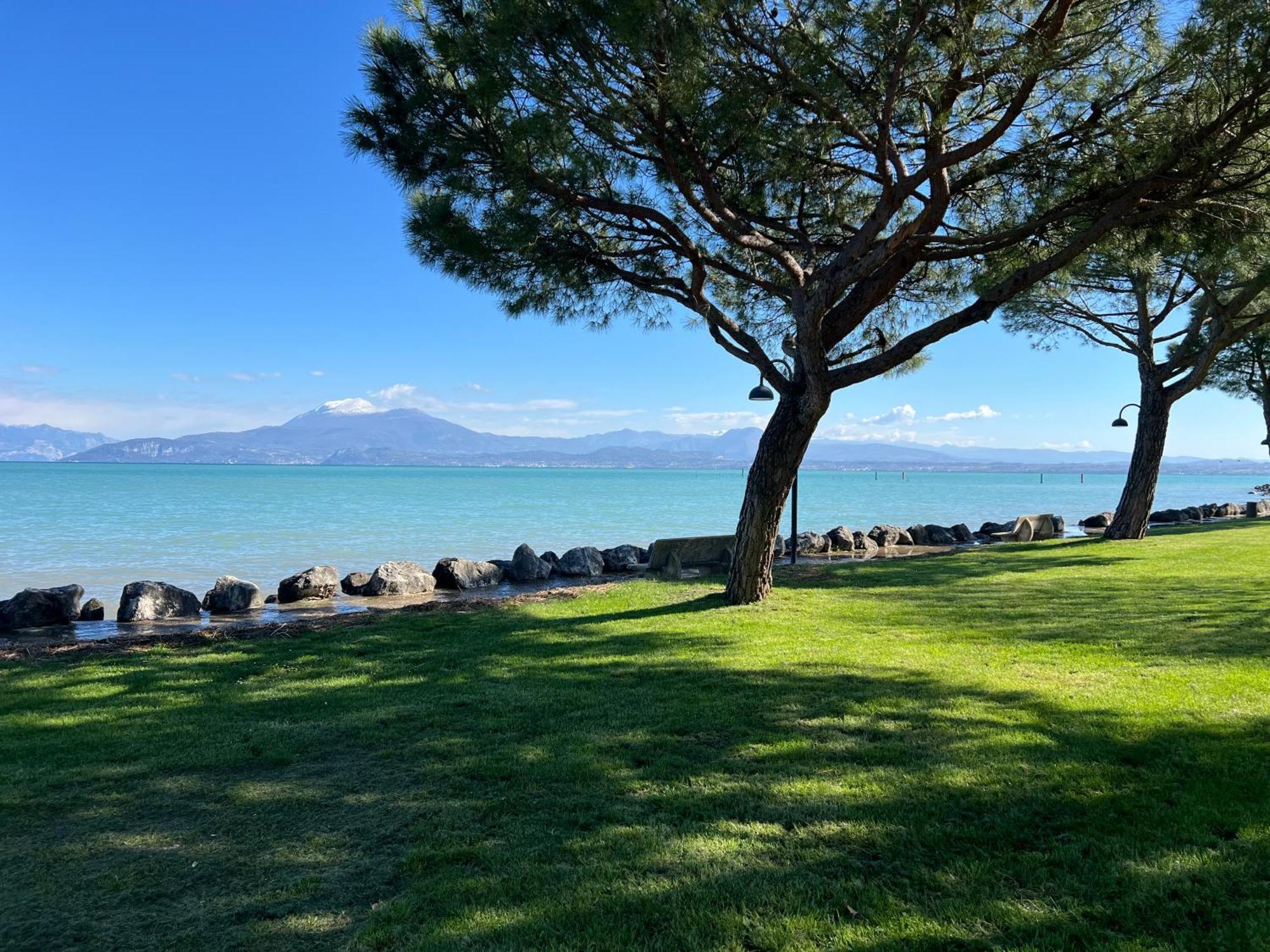 La Vela Apartment Sirmione Bagian luar foto