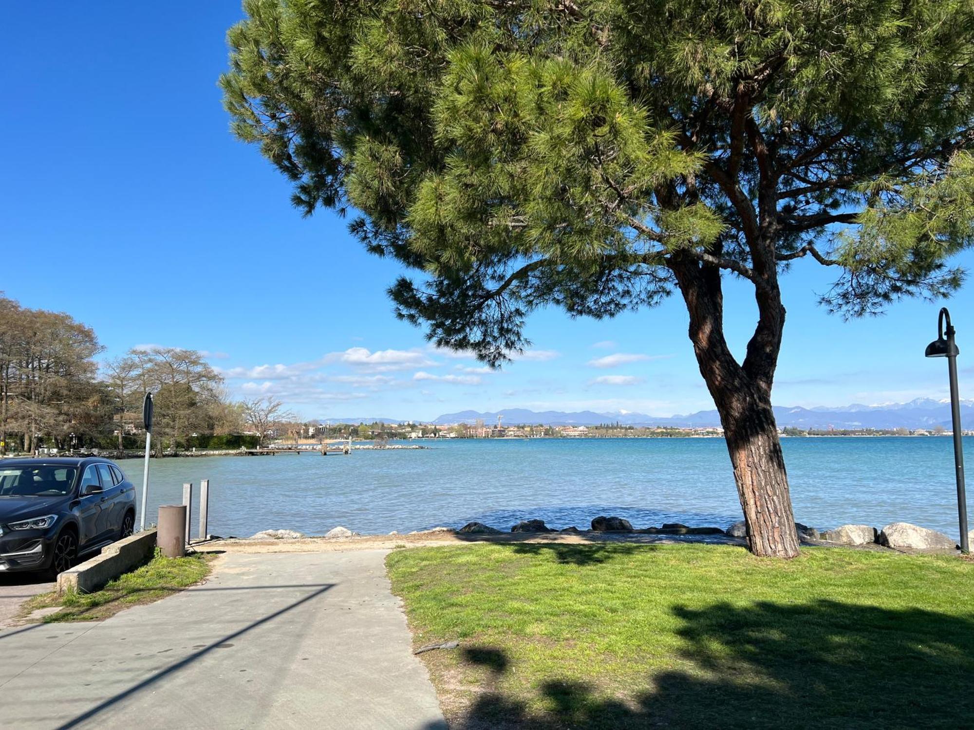 La Vela Apartment Sirmione Bagian luar foto